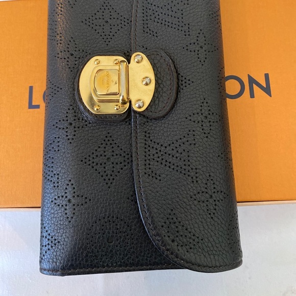 LOUIS VUITTON MAHINA Wallet - Picture 11 of 13